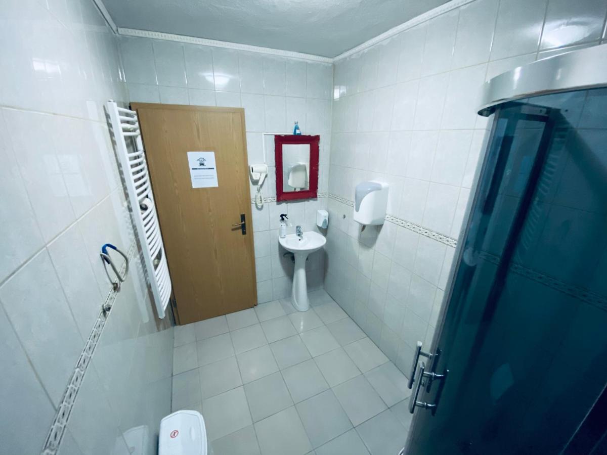 Bus Station Hostel 普里什蒂纳 外观 照片