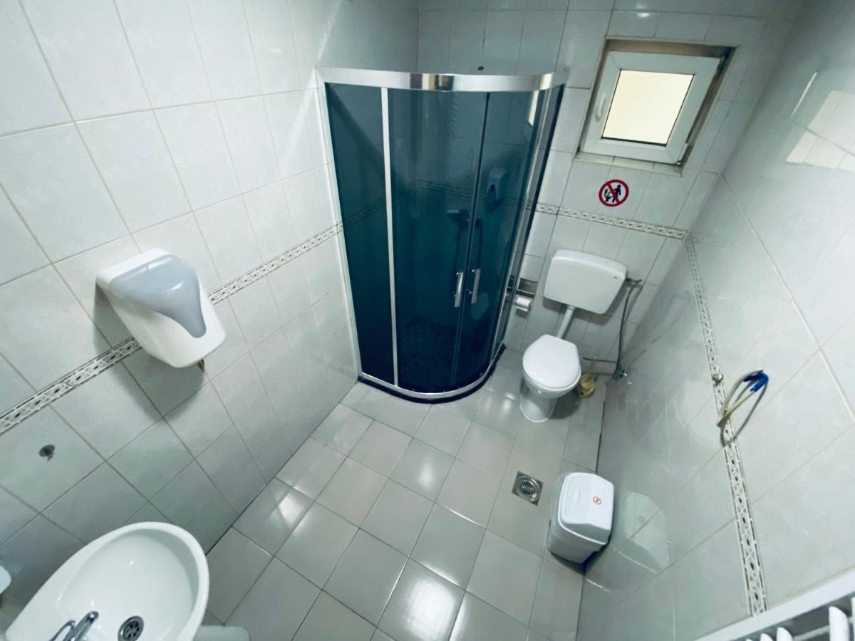 Bus Station Hostel 普里什蒂纳 外观 照片